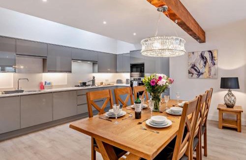 Alne House | Family-Friendly 3 Bedroom Retreat in Tollerton with Hot Tub