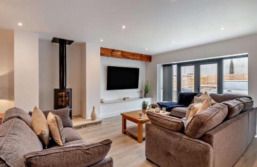 Alne House | Family-Friendly 3 Bedroom Retreat in Tollerton with Hot Tub