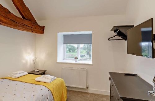 Wakefield House | Cozy 3-Bed Retreat in Wintersett with Hot Tub Access