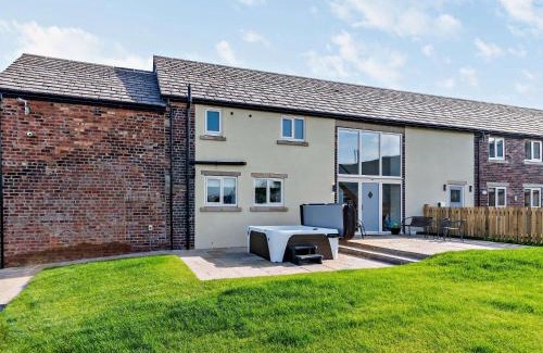 Wakefield House | Cozy 3-Bed Retreat in Wintersett with Hot Tub Access