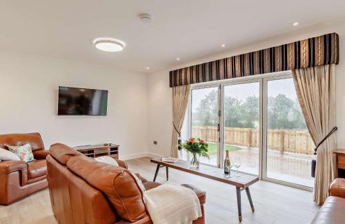 Wakefield House | Cozy 3-Bed Retreat in Wintersett with Hot Tub Access