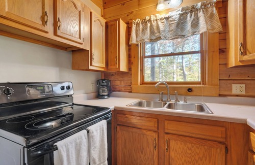 Jamestown Cabin | Cozy 3-Bed Log Cabin Near Safe Harbor Jamestown