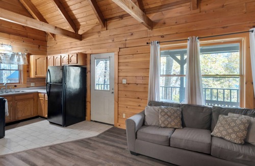 Jamestown Cabin | Cozy 3-Bed Log Cabin Near Safe Harbor Jamestown