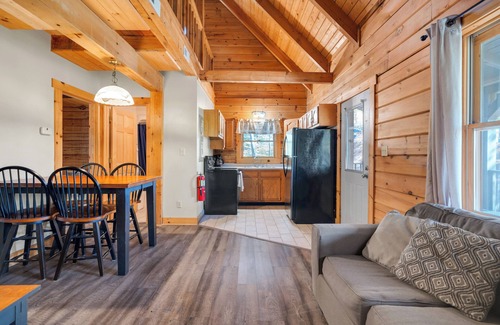 Jamestown Cabin | Cozy 3-Bed Log Cabin Near Safe Harbor Jamestown