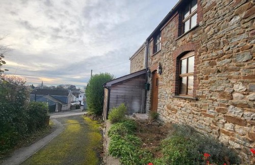 Sketty House | Unwind in a Cozy 3 Bed Cottage with Private Hot Tub