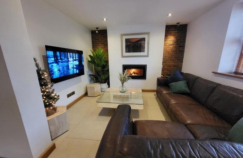 Sketty House | Unwind in a Cozy 3 Bed Cottage with Private Hot Tub