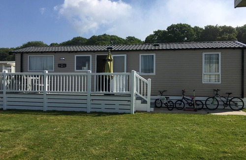 Christchurch Cabin | Cozy 3-Bed Mobile Home at Hoburne Park Christchurch