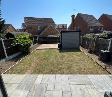 Rayleigh House | Exceptional 3-Bed Open Plan Living for Families & Pets