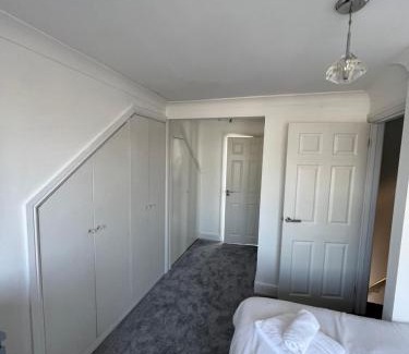 Rayleigh House | Exceptional 3-Bed Open Plan Living for Families & Pets