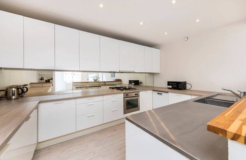 Battersea House | Family-Friendly 3-Bed Mews House in Battersea - Rated 10/10
