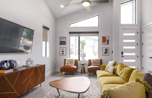 St. Johns House | 3 Bed Modern Design, Cowboy Pool, and Downtown!