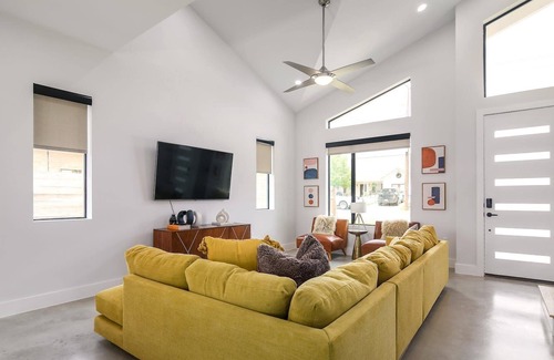 St. Johns House | 3 Bed Modern Design, Cowboy Pool, and Downtown!