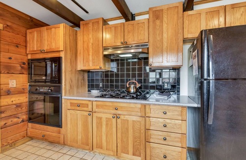 Twin Lakes Cabin | Unforgettable 3 Bed Cabin with Hot Tub & Breathtaking Views