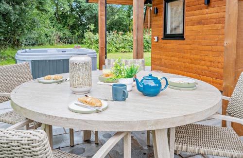 Upper Killay House | Family-Friendly 3-Bed Property with Hot Tub in Gower