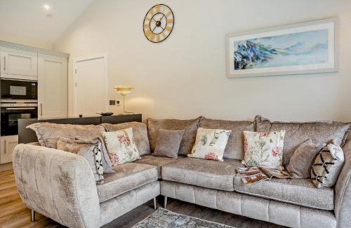 Upper Killay House | Family-Friendly 3-Bed Property with Hot Tub in Gower