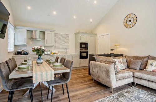 Upper Killay House | Family-Friendly 3-Bed Property with Hot Tub in Gower