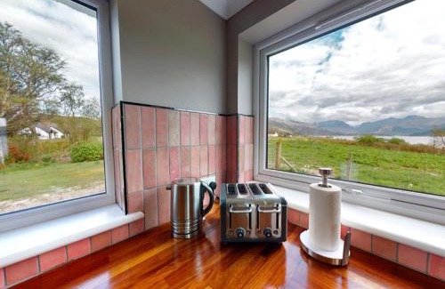 Onich House | Cozy 3-Bedroom Retreat in Onich with Hot Tub & Pet Friendly