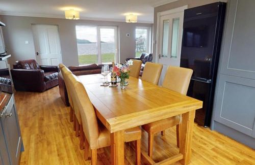Onich House | Cozy 3-Bedroom Retreat in Onich with Hot Tub & Pet Friendly