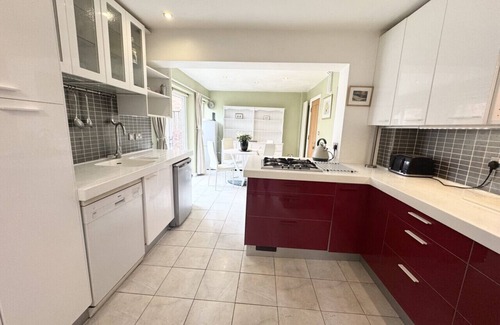 Marlow House | 3 Bed with parking ideal for families