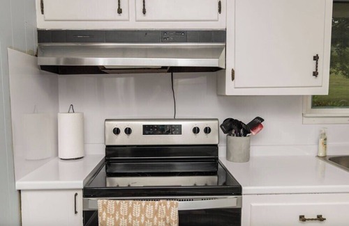 Flinton House | Family Retreat: 3 Bed Home Near Water Parks & Museums