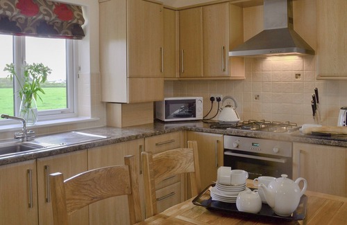 Skegness House | Idyllic Roosters Retreat with Private Hot Tub & Garden