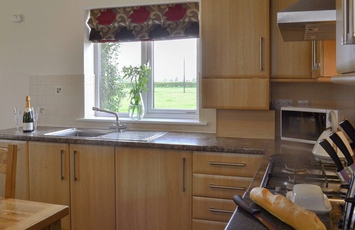 Skegness House | Idyllic Roosters Retreat with Private Hot Tub & Garden