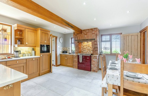 Chipping Norton Cottage | Charming Farmhouse Retreat with Lake Views in the Cotswolds