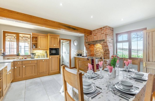 Chipping Norton Cottage | Charming Farmhouse Retreat with Lake Views in the Cotswolds