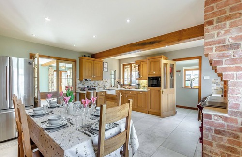 Chipping Norton Cottage | Charming Farmhouse Retreat with Lake Views in the Cotswolds