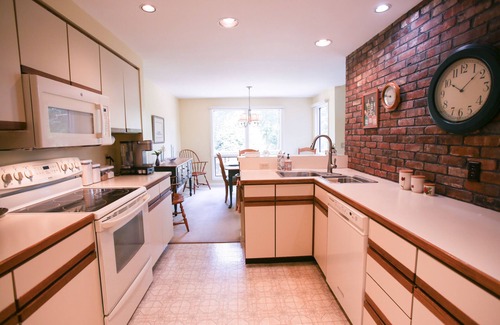 Grantham Condo | Family-Friendly 3 Bedroom Condo with Pool & Lake View