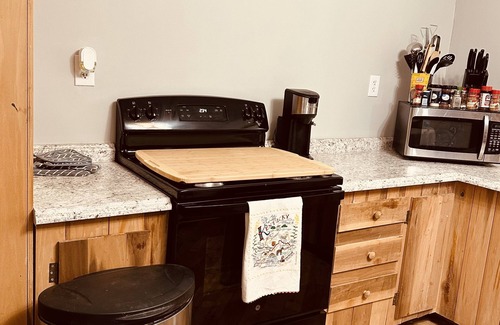 Wellington Cabin | Cozy 3-Bedroom Cabin Near Cave Run Lake with Pool & Kitchen
