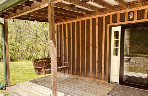 Wellington Cabin | Cozy 3-Bedroom Cabin Near Cave Run Lake with Pool & Kitchen