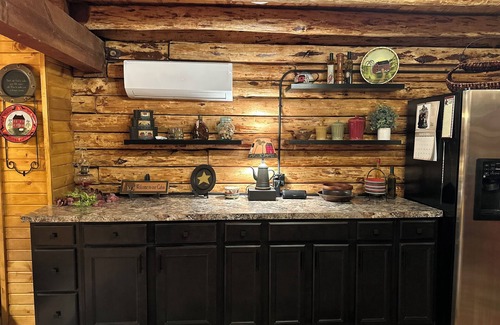 Hillsboro Cabin | 3-bedroom 2.5 bath Log Cabin in beautiful Hillsboro. Near Rocky Fork Lake.