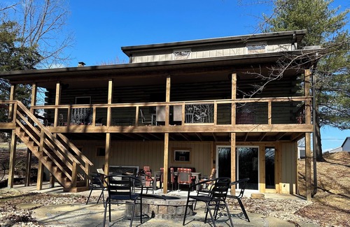 Hillsboro Cabin | 3-bedroom 2.5 bath Log Cabin in beautiful Hillsboro. Near Rocky Fork Lake.