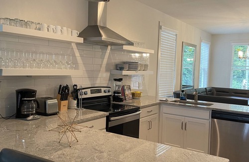 Radnor House | Cozy 3-Bedroom Retreat with Free Parking and Spa Access
