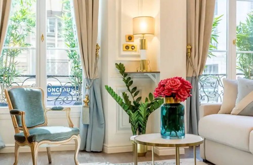 Quartier du Mail Apartment | Cozy 3 Bedroom Retreat Near the Louvre with Spa Access