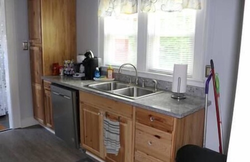 Athens House | Perfect Getaway: 3 Bedroom Retreat with Porch & Free Wi-Fi