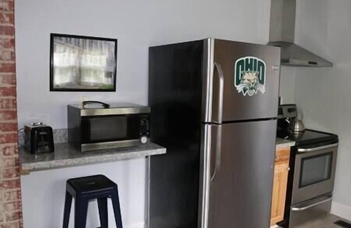 Athens House | Perfect Getaway: 3 Bedroom Retreat with Porch & Free Wi-Fi