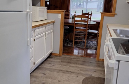 Prudenville House | Ideal 3 Bedroom Retreat with Pool & Lake Views - Houghton Lake