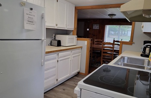 Prudenville House | Ideal 3 Bedroom Retreat with Pool & Lake Views - Houghton Lake