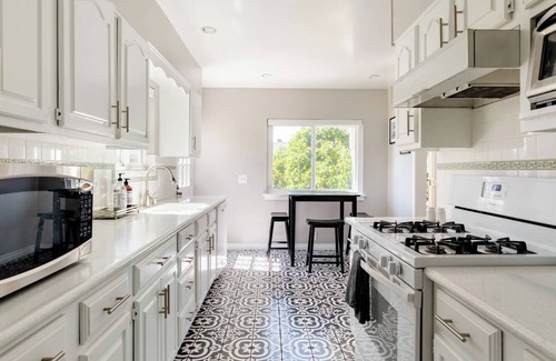 Bixby Knolls House | Serene Family Retreat with Beautiful Yard in Long Beach