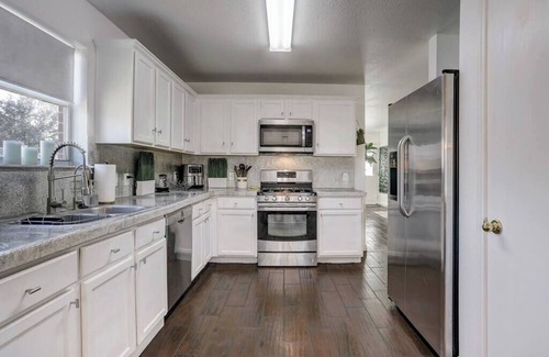 Austin House | Convenient 3 Bedroom Home with Kitchen Near Tesla HQ