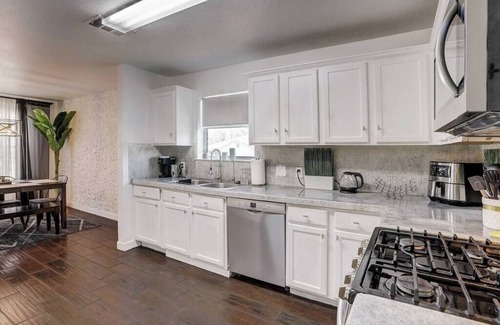 Austin House | Convenient 3 Bedroom Home with Kitchen Near Tesla HQ
