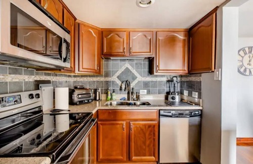 Midtown Condo | 3 Bedroom/3 bath/2 car garage High Rise in Midtown on 9th floor