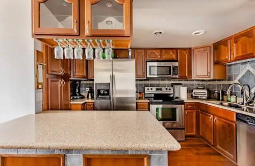 Midtown Condo | 3 Bedroom/3 bath/2 car garage High Rise in Midtown on 9th floor