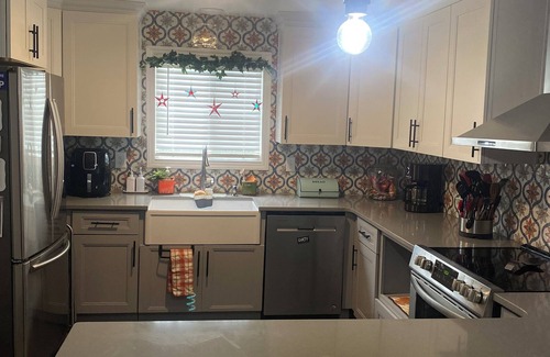 Pembroke House | 3-bedroom 3 bathroom house with full kitchen in charming Pembroke with AC, WiFi.