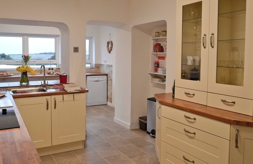 Cylch-Y-Garn Cottage | Pet-Friendly 3 Bedroom Stay with Ocean View in Cemlyn