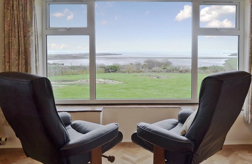 Cylch-Y-Garn Cottage | Pet-Friendly 3 Bedroom Stay with Ocean View in Cemlyn