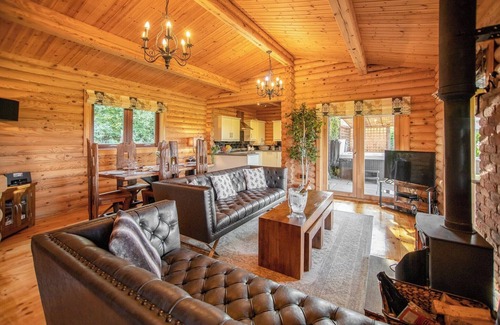 Constable Burton Ski Chalet | Cozy 3-Bedroom Retreat in Constable Burton with Hot Tub