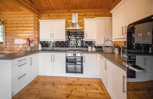 Constable Burton Ski Chalet | Cozy 3-Bedroom Retreat in Constable Burton with Hot Tub